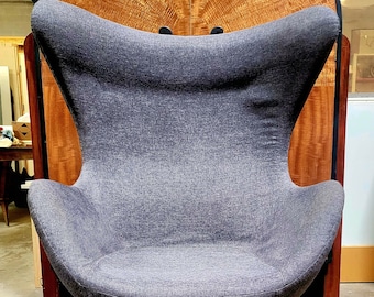 Fotel Egg Arm Chair firmy Arne Jacobsen z regulowanym, obrotowym siedziskiem