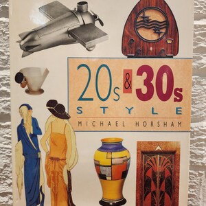 Può includere: Copertina di un libro con il titolo "20s & 30s Style" di Michael Horsham. La copertina presenta immagini di un aereo d'epoca, una radio, un vaso, due donne in abiti degli anni '20 e '30, e un paio di porte doppie.