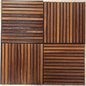 Op de afbeelding: Een vierkante houten tegel verdeeld in vier secties. Elke sectie toont een ander patroon van donkerbruine houten latten, horizontaal of verticaal gerangschikt, waardoor een textuur ontstaat. Het hout heeft een natuurlijke nerf en een warme kleur.