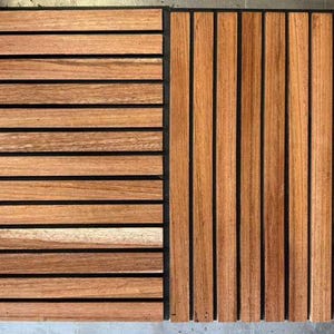 Op de afbeelding: Twee houten panelen met een natuurlijke houtnerf. E&eacute;n paneel heeft horizontale lamellen, de andere verticale. Het hout heeft een warme, roodbruine tint, met donkere lijnen die de lamellen scheiden.