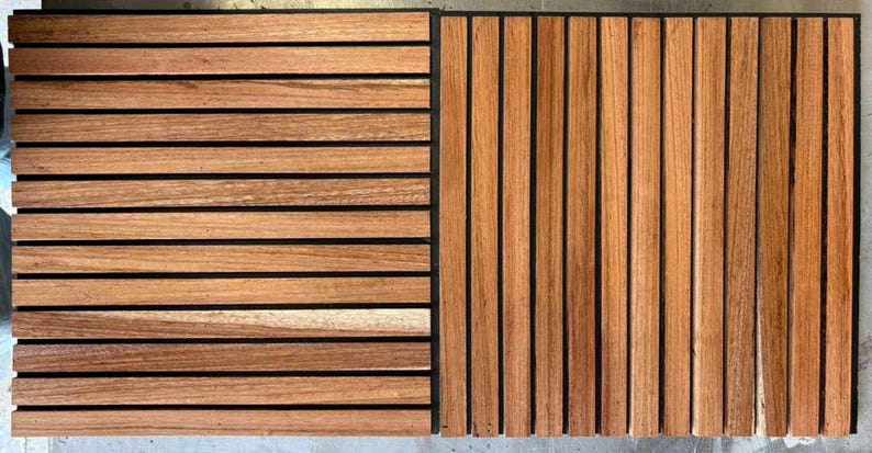 Op de afbeelding: Twee houten panelen met een natuurlijke houtnerf. E&eacute;n paneel heeft horizontale lamellen, de andere verticale. Het hout heeft een warme, roodbruine tint, met donkere lijnen die de lamellen scheiden.