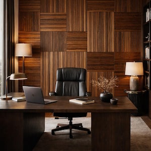 Op de afbeelding: Een moderne kantoorruimte met een donkerhouten bureau, een laptop en boeken. Een zwarte leren stoel staat voor een met hout beklede muur. Twee lampen zorgen voor warme verlichting en een tapijt bedekt de vloer.