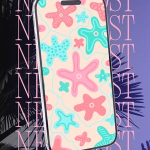 Op de afbeelding: Een smartphone met een scherm met een patroon van roze en turquoise zeesterren op een lichtperzikkleurige achtergrond. De telefoon staat tegen een paarse en blauwe gradiëntachtergrond met de woorden "NEW POST" in roze.