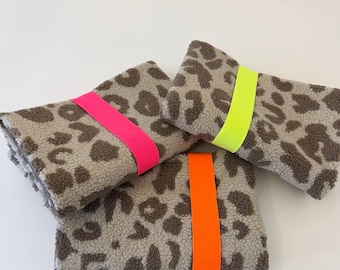 Hundedecke to go aus Teddyplüsch & wasserabweisendem Canvas – mit Neonband in 2 Größen | Hundekörbchen | Hundeplatz | stylisch und gemütlich