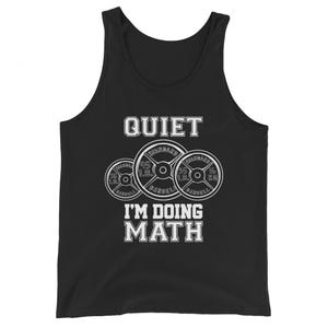以下が含まれることがあります： 白文字で「QUIET I'M DOING MATH」と書かれた黒いタンクトップ。デザインには、25ポンド、45ポンド、16kgの重さの白いバーベルウェイトプレートが3つ含まれています。
