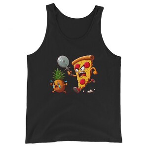 以下が含まれることがあります： ピザカッターを持ったピザの切れ目が泣いているパイナップルを追いかけているグラフィックが描かれた黒いタンクトップです。