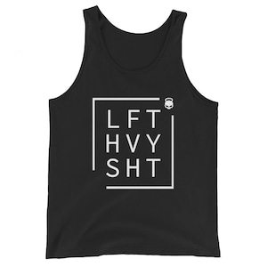 以下が含まれることがあります： 白い正方形の中に「LFT HVY SHT」という白い文字が書かれた黒いタンクトップ。右上に小さな骸骨のアイコンがあります。