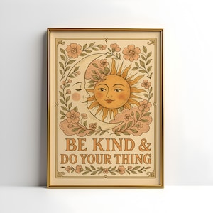 Może przedstawiać: Oprawiony wydruk artystyczny z ilustracją w stylu vintage uśmiechniętego słońca i księżyca z kwiatowymi akcentami. Grafika zawiera tekst "BE KIND & DO YOUR THING" w stylu retro, oprawiony w złotą ramę.