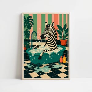 Stampa artistica da parete con zebra divertente nella vasca da bagno – Decorazione da bagno con animali eccentrici, bolle e piante per interni audaci e giocosi