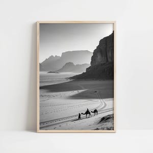 Serene Desert Print, Schwarzweiße Kamel Fotografie, Minimalistische Wadi Rum Landschaft, Boho Wandkunst, Modernes Reiseplakat