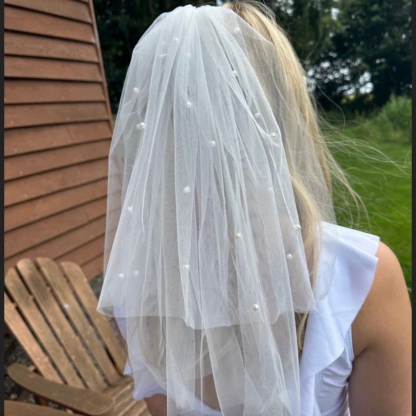 Hand made Pearl short veil, hen party veil, bride to be veil, pearl veil, short pearl veil