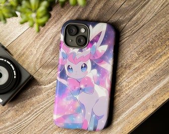 Puede incluir: Una funda de teléfono rosa y blanca con un fondo de galaxia. El Pokémon es de tipo hada con un lazo rosa.
