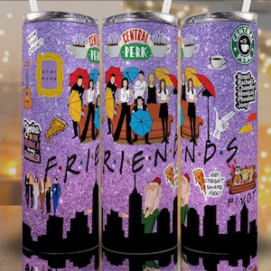 Puede incluir: Un vaso morado brillante con ilustraciones y texto de la serie de televisión "Friends". El diseño incluye el logotipo de Central Perk, ilustraciones de personajes y frases como "How you doin'?" y "Pivot".