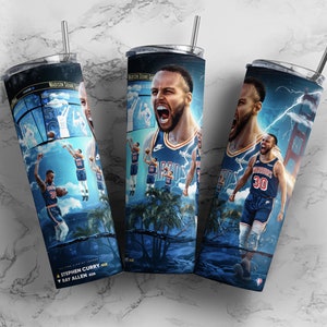 Könnte beinhalten: Ein blauer und weißer Becher mit einem Foto von Stephen Curry. Der Becher hat einen Strohhalm und den Text "Stephen Curry" und "Ray Allen" darauf.