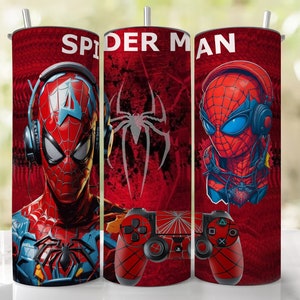 Könnte beinhalten: Drei rote und schwarze Edelstahlbecher mit Spider-Man-Motiv. Die Becher zeigen eine Grafik von Spider-Man mit Kopfhörern und einem PlayStation-Controller. Der Text "Spider Man" ist auf den Bechern aufgedruckt.