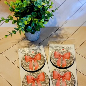 Roze autoonderzetter met strik en cheetaprint