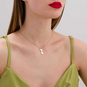 Colar figurado de osso com letra escrita, colar de osso banhado a ouro 14K, colar de joias para animais de estimação, colar personalizado, presente de dia das mães