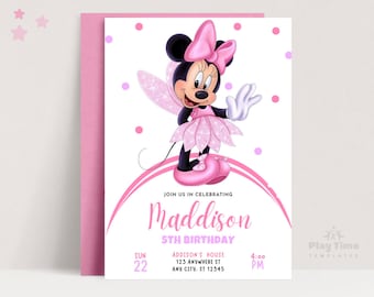 Op de afbeelding: Roze en witte verjaardagsuitnodiging met een cartoon afbeelding van Minnie Mouse die een roze jurk en feeënvleugels draagt. De tekst op de uitnodiging luidt "Vier met ons de 5e verjaardag van Maddison".