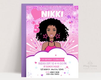 Könnte beinhalten: Rosa und lilafarbene Geburtstagseinladung mit einer Cartoon-Illustration eines jungen Mädchens mit lockigem schwarzem Haar. Die Einladung lautet "Join us for a celebration Nikki" und enthält Details für eine 5. Geburtstagsfeier.