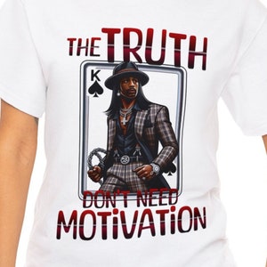Puede incluir: Camiseta blanca con un gráfico rojo y negro de una carta de juego con un hombre con un traje a cuadros y el texto "THE TRUTH DON'T NEED MOTIVATION".