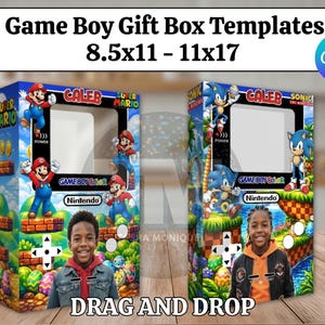 Può includere: Due modelli di scatole regalo Game Boy con disegni di Super Mario e Sonic the Hedgehog. Ogni scatola ha una finestra e include il testo "Caleb" e "Drag and Drop". Le scatole sono su una superficie di legno.