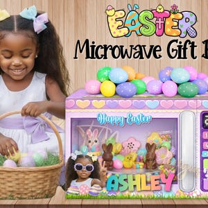 以下が含まれることがあります： カラフルな卵が上に乗った、イースターをテーマにした電子レンジ型のギフトボックス。ボックスには「Happy Easter」と「Ashley」の文字が装飾されています。画像には、イースターエッグのバスケットを持った女の子も含まれています。