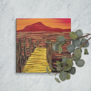 Op de afbeelding: Een schilderij van een houten pier die naar een geel pad leidt, met een rode berg op de achtergrond en een zonsondergangshemel.