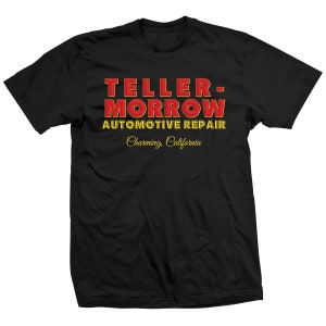 Peut inclure: T-shirt noir avec du texte rouge et jaune qui dit "TELLER-MORROW AUTOMOTIVE REPAIR" et "Charming, California".
