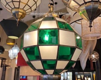 Lámpara colgante marroquí de vidrieras verdes, lámpara de araña de latón hecha a mano, lámpara colgante esmeralda y blanca, decoración de techo estilo boho.