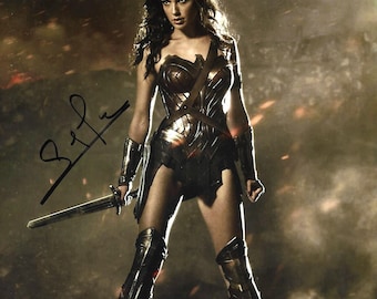 Gal Gadot Wonder Woman Signed Authentic 8x10 Photo Global COA