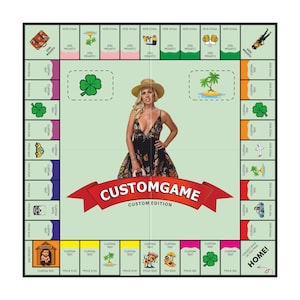 Puede incluir: Un juego de mesa personalizado con un fondo verde claro y una mujer con un vestido floral en el centro. El tablero tiene espacios con el texto "CUSTOM TEXT" y "CUSTOMGAME CUSTOM EDITION" en una pancarta roja.