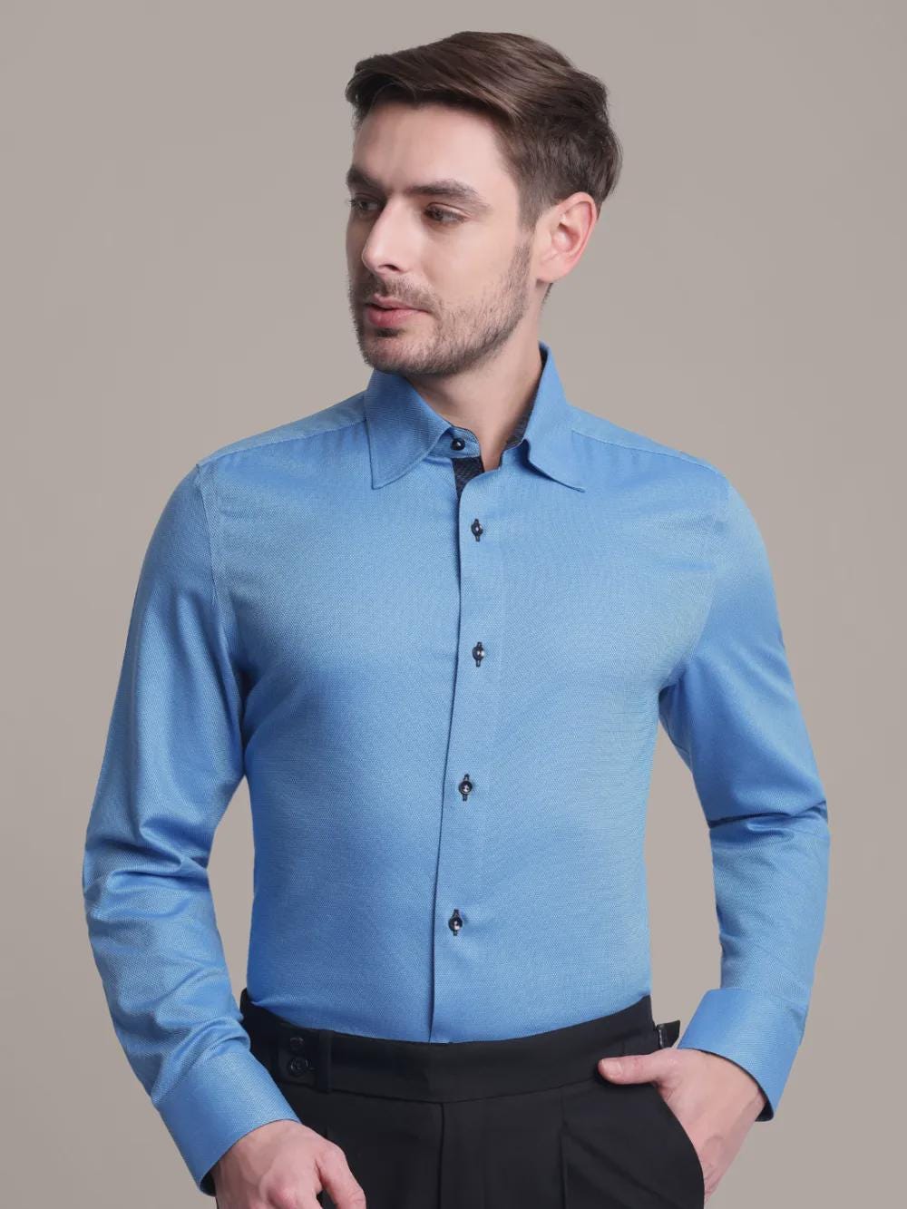 Camicia da uomo in twill viola chiaro: camicia elegante in 100