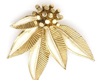 Golden Brooch Floral Pin Flower Retro Style Metal Leaf Brooch Elegant Nature Lapel Herbal Design Pin Gold Gift Vintage Luxury Accessory Gala