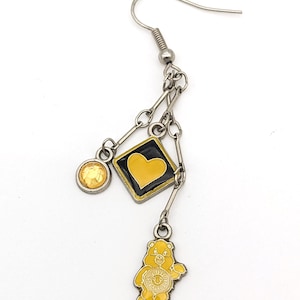 Boucle d'oreille unique vintage Care Bears Funshine Bear | Boucle d'oreille simple dessin animé des années 80 Funshine Bear | Bisounours rétro| Jolie boucle d'oreille soleil coeur jaune