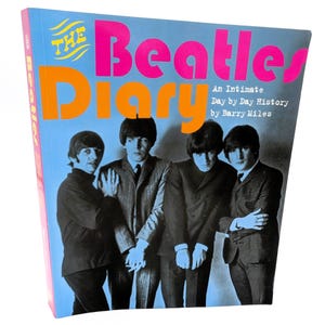 Das Beatles-Tagebuch: Eine intime Geschichte von Barry Miles | Kaffeetischbuch | Biographie der Bildgruppe | Band Fotografie Sammlung