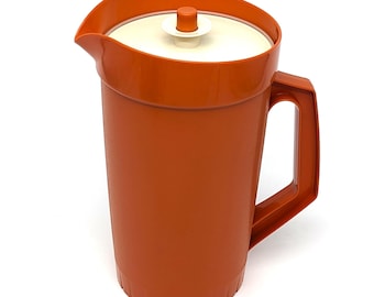Vintage Tupperware 2.25 L Harvest Orange Pitcher | Mid‑Century Modern Plastic Jug with Push‑Button Airtight Seal | 9‑Cup Retro Drinkware