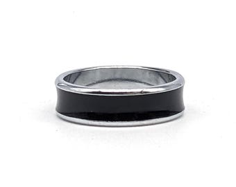 Vintage Black Enamel Ring | Silver Tone Concave Band Size 7 3/4 | Unisex Industrial Chic Minimalist Chrome Black Color Trendy Jewelry Retro