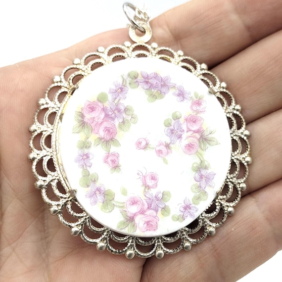 Pendentif Rare En Porcelaine De Limoges - Motif Fleurs Argenté - Métal Argenté - Occasion