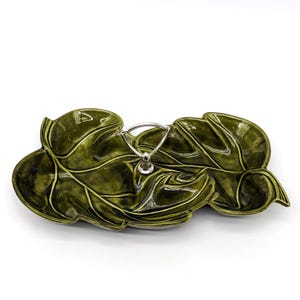 Fuente Cerámica USA Hoja Dividida con Asa | Bandeja Mid Century para Frutos Secos y Dulces Hecha en USA | Exhibidor Hoja Verde