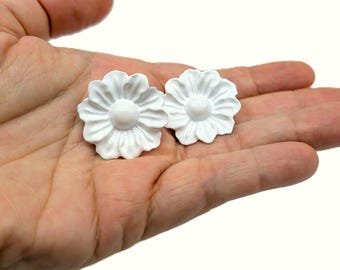 Vintage White Daisy Clip On Earrings | 1980s Lightweight Metal Flower Clips 1in 2.5 cm | Retro Floral Spring Jewellery | Clip on