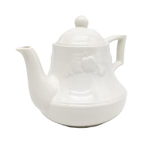 Op de afbeelding: Witte theepot van keramiek met een deksel en een handvat. De theepot heeft een reliëfdesign van appels en bladeren.