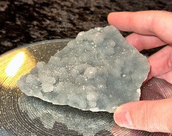 Apofilita azul de 4,4 pulgadas de forma irregular / Cristal de zeolita azul raro / Ejemplar mineral natural brillante / Pieza de exhibición con propiedades curativas