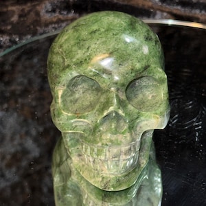 Cráneo de cristal de jaspe verde de 3,35 pulgadas de largo por 2,4 pulgadas de ancho por 2,88 pulgadas de alto