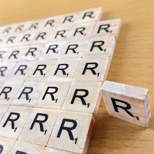 Scrabblesteine aus Holz, Buchstabe r für Scrapbooking, Basteln, Kunsthandwerk