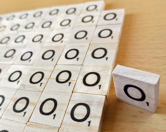 Houten scrabble-tegels letter o voor scrapbooking, handwerk, kunst en ambachten