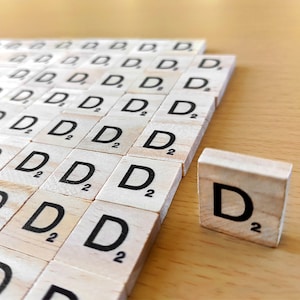 Azulejos de madera de scrabble letra d para manualidades y álbumes de recortes