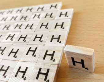 Houten scrabble-tegels letter h voor scrapbooking, handwerk, kunst en ambachten
