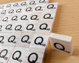 Houten scrabble-tegels letter q voor scrapbooking, handwerk, kunst en ambachten