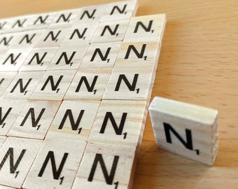 Houten scrabble-tegels letter n voor scrapbooking, handwerk, kunst en ambachten