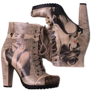 Könnte beinhalten: Ein Paar beigefarbene Stiefeletten mit hohem Absatz und Schnürung. Die Stiefeletten sind mit einem Zeitungsdruck bedeckt, der ein Schwarzweißbild einer Frau zeigt.